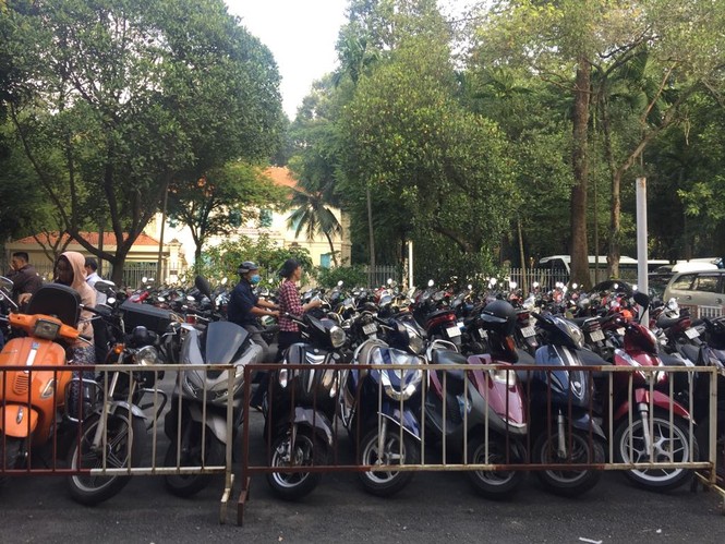 Hàng trăm tài xế VinaSun lại đến tòa dự ‘đại chiến’ với Grab - ảnh 1