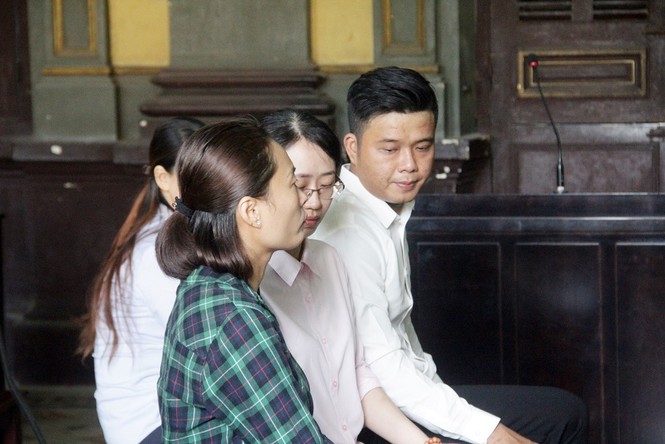 Khách hàng Chu Thị Bình đến dự phiên tòa vụ ‘bốc hơi 245 tỷ đồng’ - ảnh 1