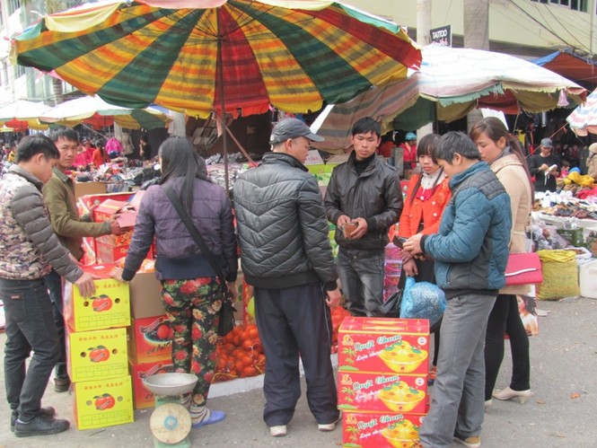 Tiểu thương chợ Tân Thanh xả hàng về quê ăn Tết - ảnh 2
