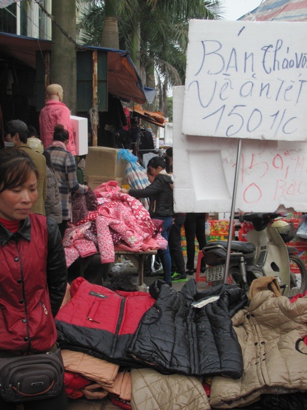 Tiểu thương chợ Tân Thanh xả hàng về quê ăn Tết - ảnh 1