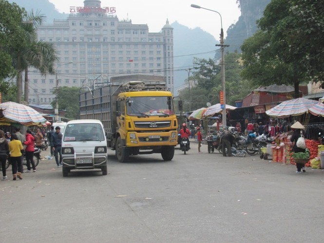 Tiểu thương chợ Tân Thanh xả hàng về quê ăn Tết - ảnh 3