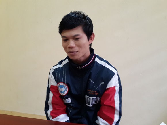 'Ngáo đá', tưởng bạn gái là con trăn khổng lồ - ảnh 1