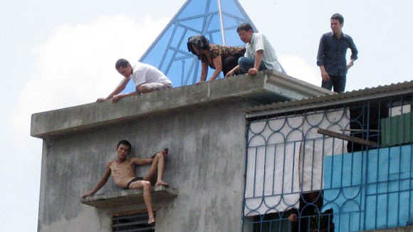 'Ngáo đá', tưởng bạn gái là con trăn khổng lồ - ảnh 2