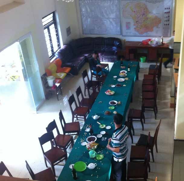 Ngày làm việc đầu năm, nhiều cơ quan còn “ăn Tết” - ảnh 3