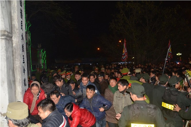 Xô đẩy, cướp hoa, ném tiền ở đền Trần - ảnh 7