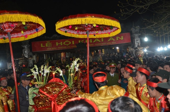 Xô đẩy, cướp hoa, ném tiền ở đền Trần - ảnh 3