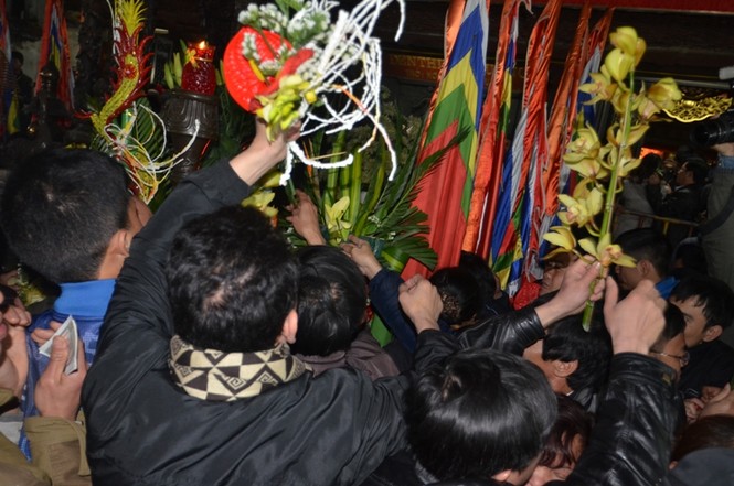 Xô đẩy, cướp hoa, ném tiền ở đền Trần - ảnh 2
