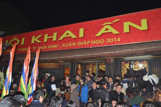 Xô đẩy, cướp hoa, ném tiền ở đền Trần - ảnh 6