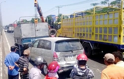 Năm ô tô đâm nhau, quốc lộ 1A kẹt xe nghiêm trọng - ảnh 2