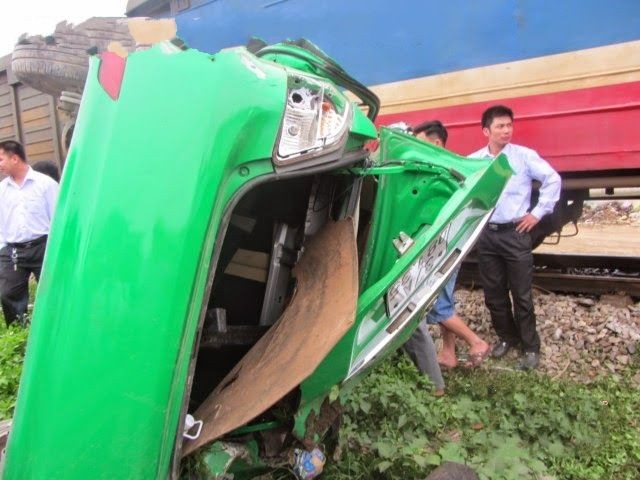 Cố băng qua đường sắt, taxi bị tàu hỏa đâm nát - ảnh 1