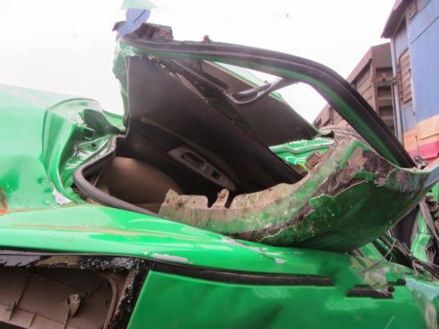 Cố băng qua đường sắt, taxi bị tàu hỏa đâm nát - ảnh 2