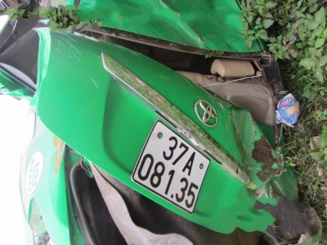 Cố băng qua đường sắt, taxi bị tàu hỏa đâm nát - ảnh 4