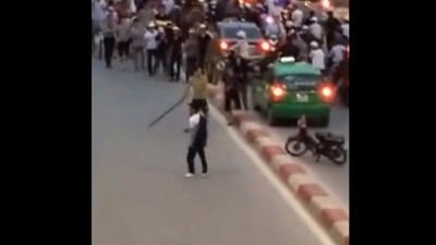 10 video ‘hot’: Cảnh sát nổ súng bắt thanh niên 'ngáo' đá - ảnh 1