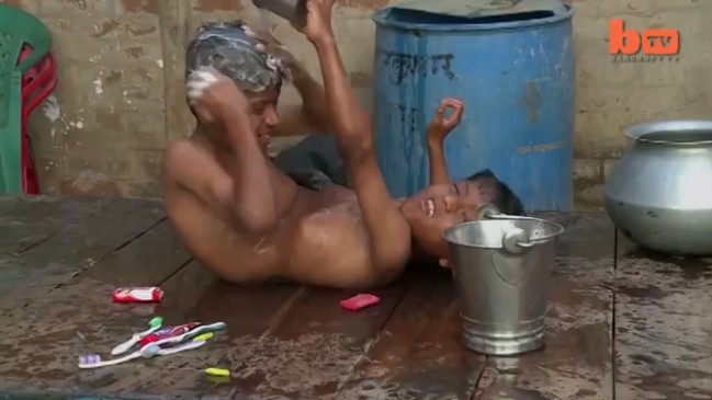 10 video ‘hot’: Cảnh sát nổ súng bắt thanh niên 'ngáo' đá - ảnh 3