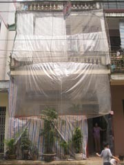 Bị khủng bố 'bom' bẩn, dựng 'lô cốt' cố thủ giữa Hà Nội - ảnh 1