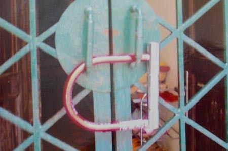 Bị khủng bố 'bom' bẩn, dựng 'lô cốt' cố thủ giữa Hà Nội - ảnh 2