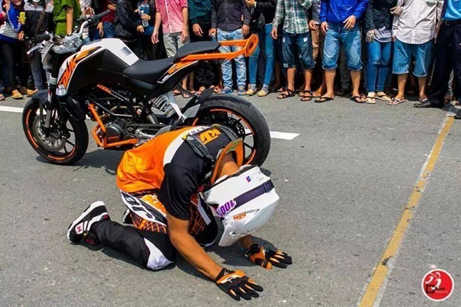 Tay đua mô tô Malaysia vái lạy khán giả Việt Nam - ảnh 2