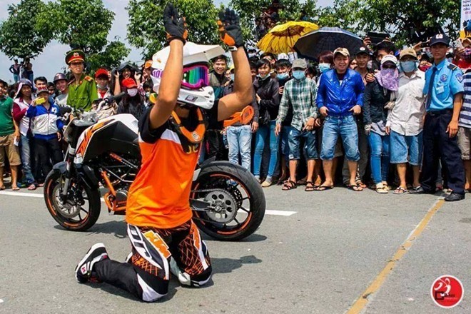 Tay đua mô tô Malaysia vái lạy khán giả Việt Nam - ảnh 1