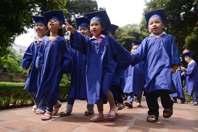 Học sinh mầm non mặc áo cử nhân nhận bằng tốt nghiệp - ảnh 10