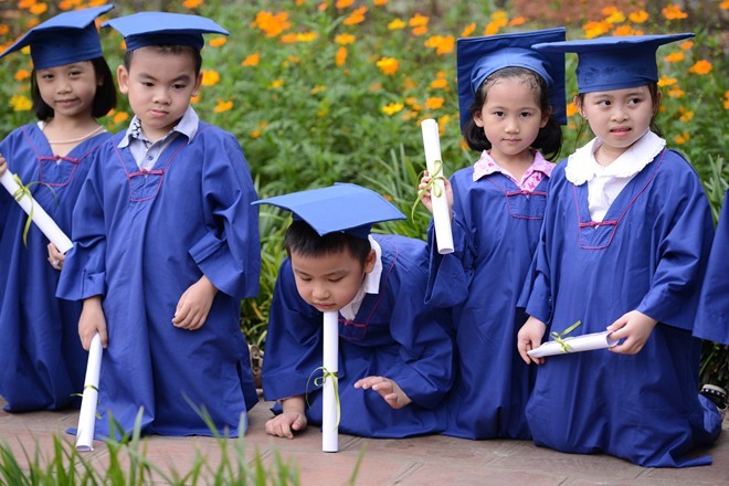 Học sinh mầm non mặc áo cử nhân nhận bằng tốt nghiệp - ảnh 12