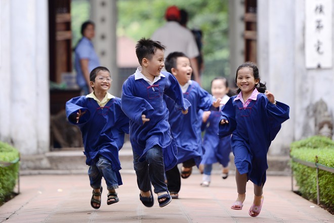 Học sinh mầm non mặc áo cử nhân nhận bằng tốt nghiệp - ảnh 13