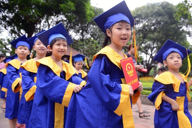 Học sinh mầm non mặc áo cử nhân nhận bằng tốt nghiệp - ảnh 3
