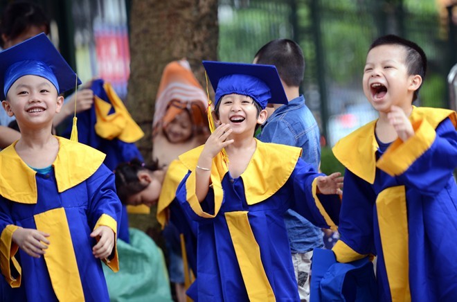 Học sinh mầm non mặc áo cử nhân nhận bằng tốt nghiệp - ảnh 5