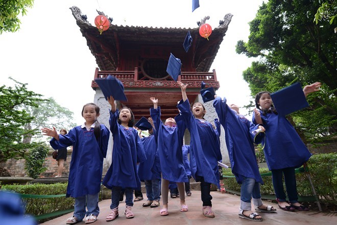 Học sinh mầm non mặc áo cử nhân nhận bằng tốt nghiệp - ảnh 7