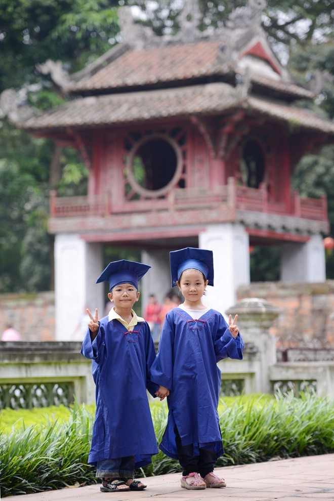 Học sinh mầm non mặc áo cử nhân nhận bằng tốt nghiệp - ảnh 8