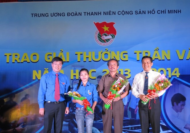 100 học sinh nhận giải thưởng Trần Văn Ơn - ảnh 4