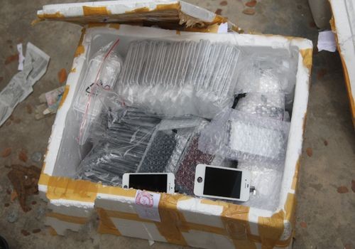 Phát hiện 2 kho chứa linh kiện Iphone lậu, trị giá cả tỷ đồng - ảnh 1