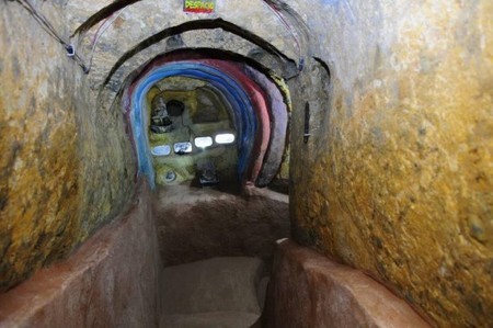 10 năm dùng cuốc khoét núi xây nhà - ảnh 1
