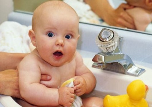 Tổng hợp các mẹo dân gian trị rôm sảy cho bé mùa hè - ảnh 1