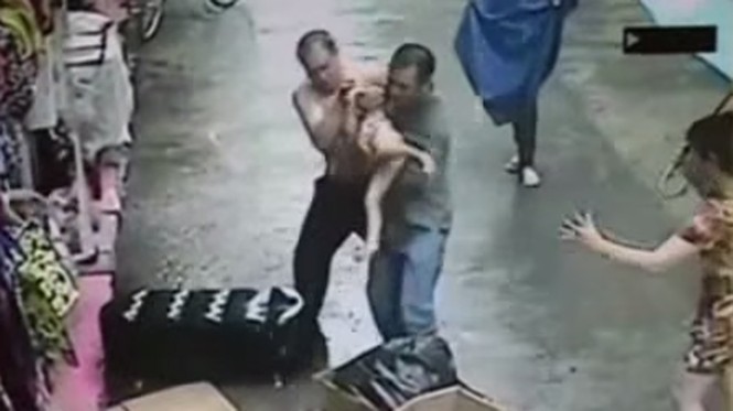 Tàu Trung Quốc dàn trận, uy hiếp tàu nhỏ Việt Nam - ảnh 4