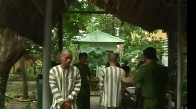 Tàu Trung Quốc dàn trận, uy hiếp tàu nhỏ Việt Nam - ảnh 10