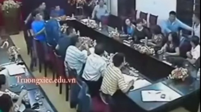 Tàu Trung Quốc dàn trận, uy hiếp tàu nhỏ Việt Nam - ảnh 9
