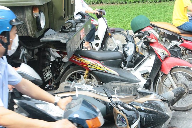 Xe tải đâm liên hoàn 4 xe máy, cuốn thí sinh vào gầm - ảnh 1
