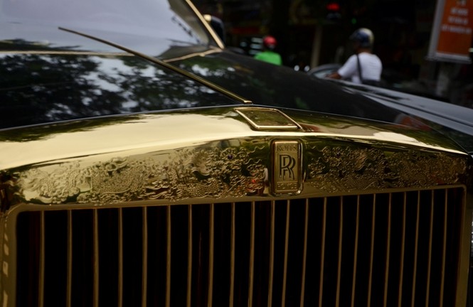 Rolls-Royce Phantom Rồng độ vàng cực độc trên phố Hà Nội - ảnh 16