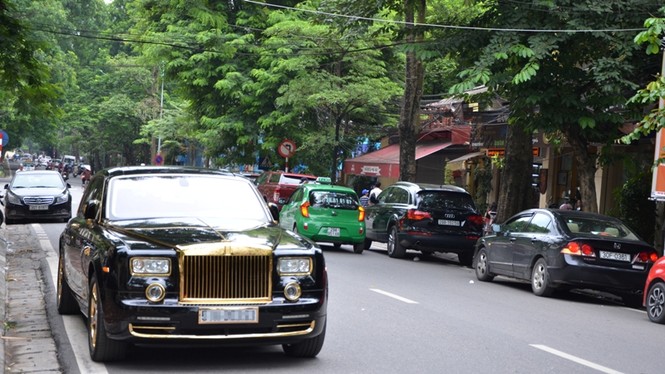 Rolls-Royce Phantom Rồng độ vàng cực độc trên phố Hà Nội - ảnh 1