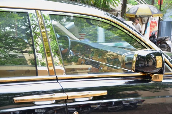 Rolls-Royce Phantom Rồng độ vàng cực độc trên phố Hà Nội - ảnh 2