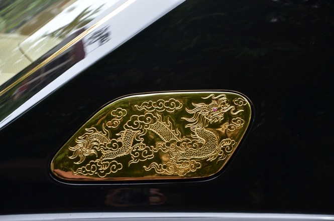 Rolls-Royce Phantom Rồng độ vàng cực độc trên phố Hà Nội - ảnh 3
