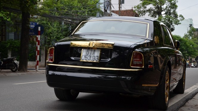 Rolls-Royce Phantom Rồng độ vàng cực độc trên phố Hà Nội - ảnh 4