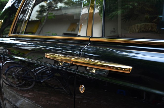 Rolls-Royce Phantom Rồng độ vàng cực độc trên phố Hà Nội - ảnh 9