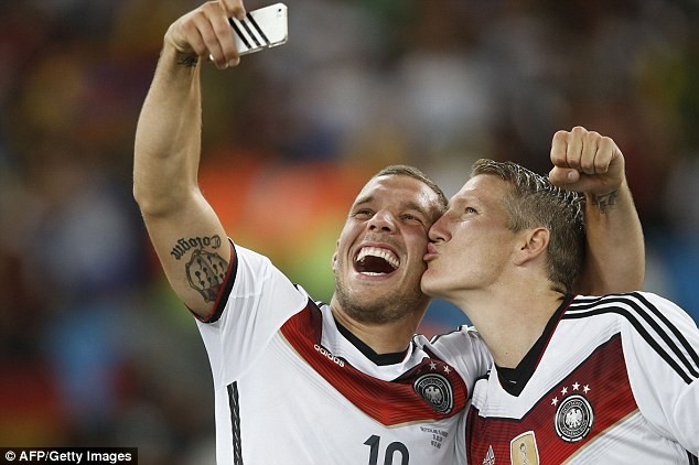 Schweinsteiger 'tình tứ' hôn... Podolski sau khi Đức lên ngôi - ảnh 1