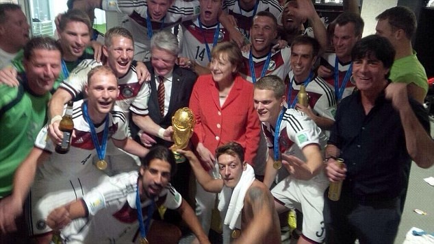 Schweinsteiger 'tình tứ' hôn... Podolski sau khi Đức lên ngôi - ảnh 5
