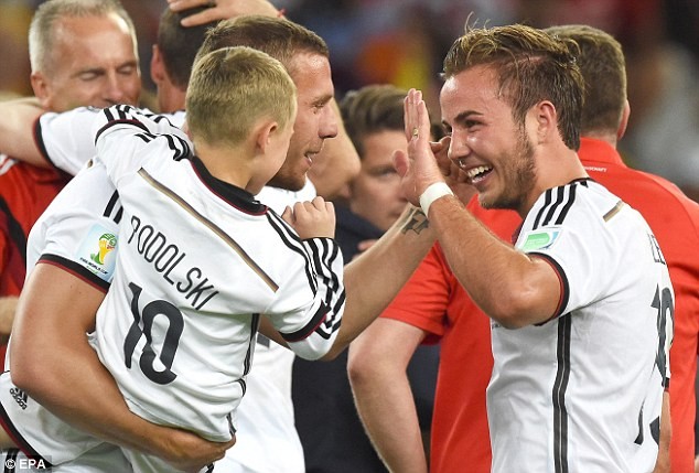 Schweinsteiger 'tình tứ' hôn... Podolski sau khi Đức lên ngôi - ảnh 2