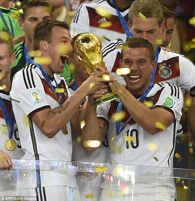 Schweinsteiger 'tình tứ' hôn... Podolski sau khi Đức lên ngôi - ảnh 4