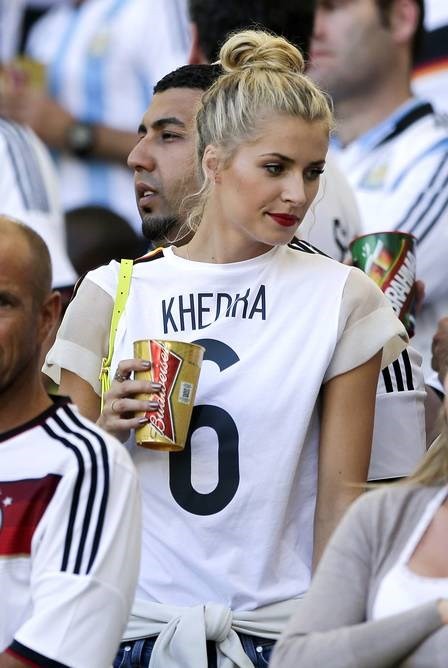 Đức thắng nhờ bạn gái Khedira mặc áo trái - ảnh 1
