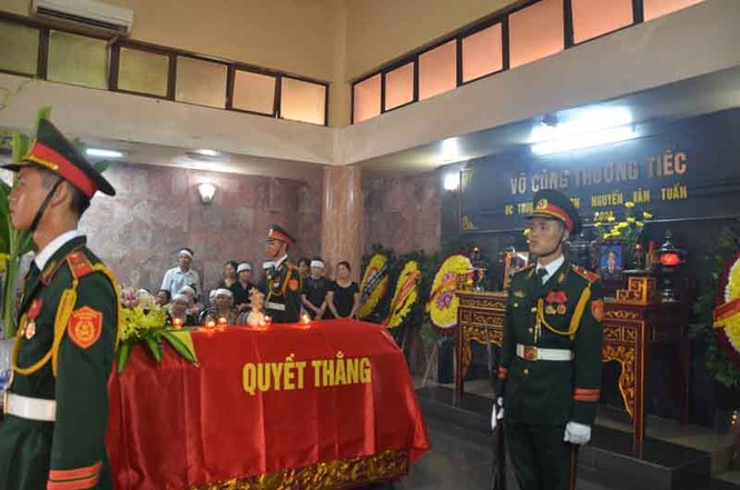 Tiễn đưa thượng úy hy sinh trong vụ máy bay rơi ở Hòa Lạc - ảnh 11