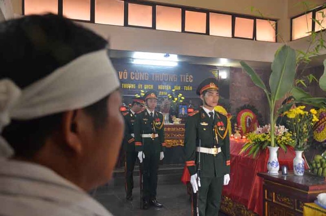 Tiễn đưa thượng úy hy sinh trong vụ máy bay rơi ở Hòa Lạc - ảnh 12